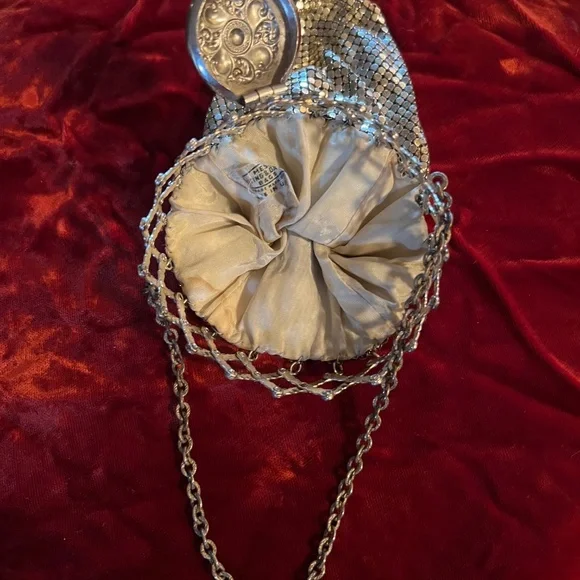 Whiting & Davis Silver Mesh Purse Beggars Purse--Expandable Gate Neck W/ Chain - Picture 6 of 6